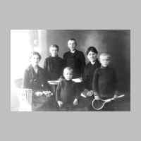 033-0027 Familie Deutschmann Gruenhayn. Grossmutter, Mutter und vier Enkel..jpg